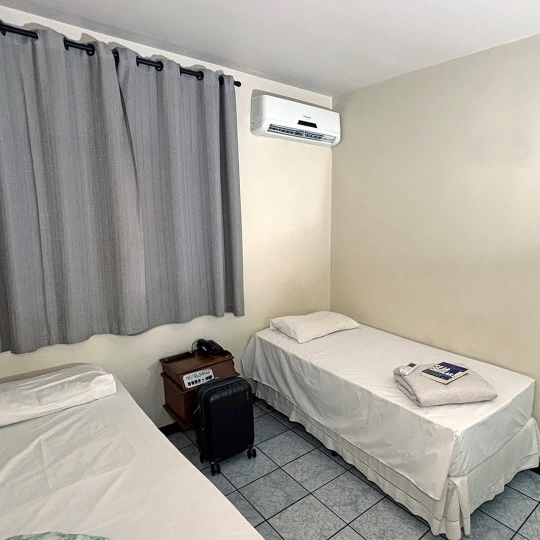 Apartamento Luxo Duplo do Hotel Galli com duas camas de solteiro e ar-condicionado