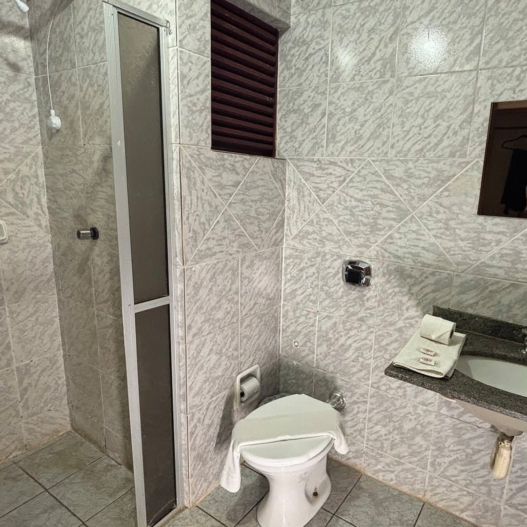 Cama de solteiro e ar-condicionado no apartamento Luxo Duplo do Hotel Galli