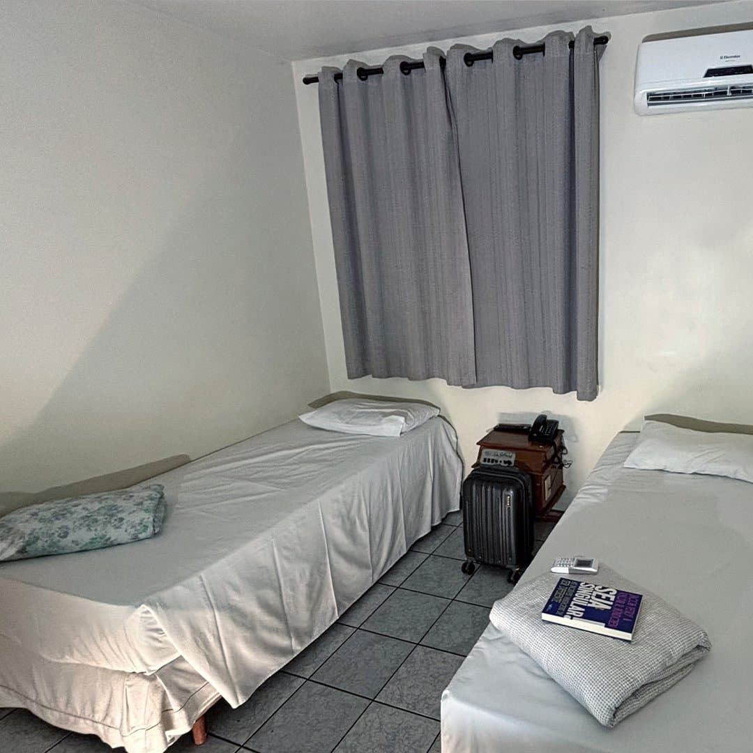 Frigobar, TV e mesa de trabalho no apartamento Luxo do Hotel Galli