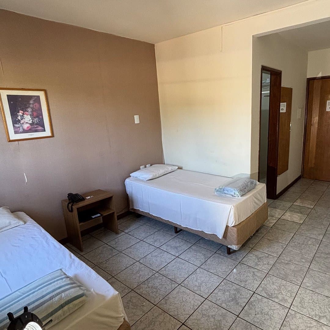 Apartamento Standard do Hotel Galli com camas de solteiro e telefone