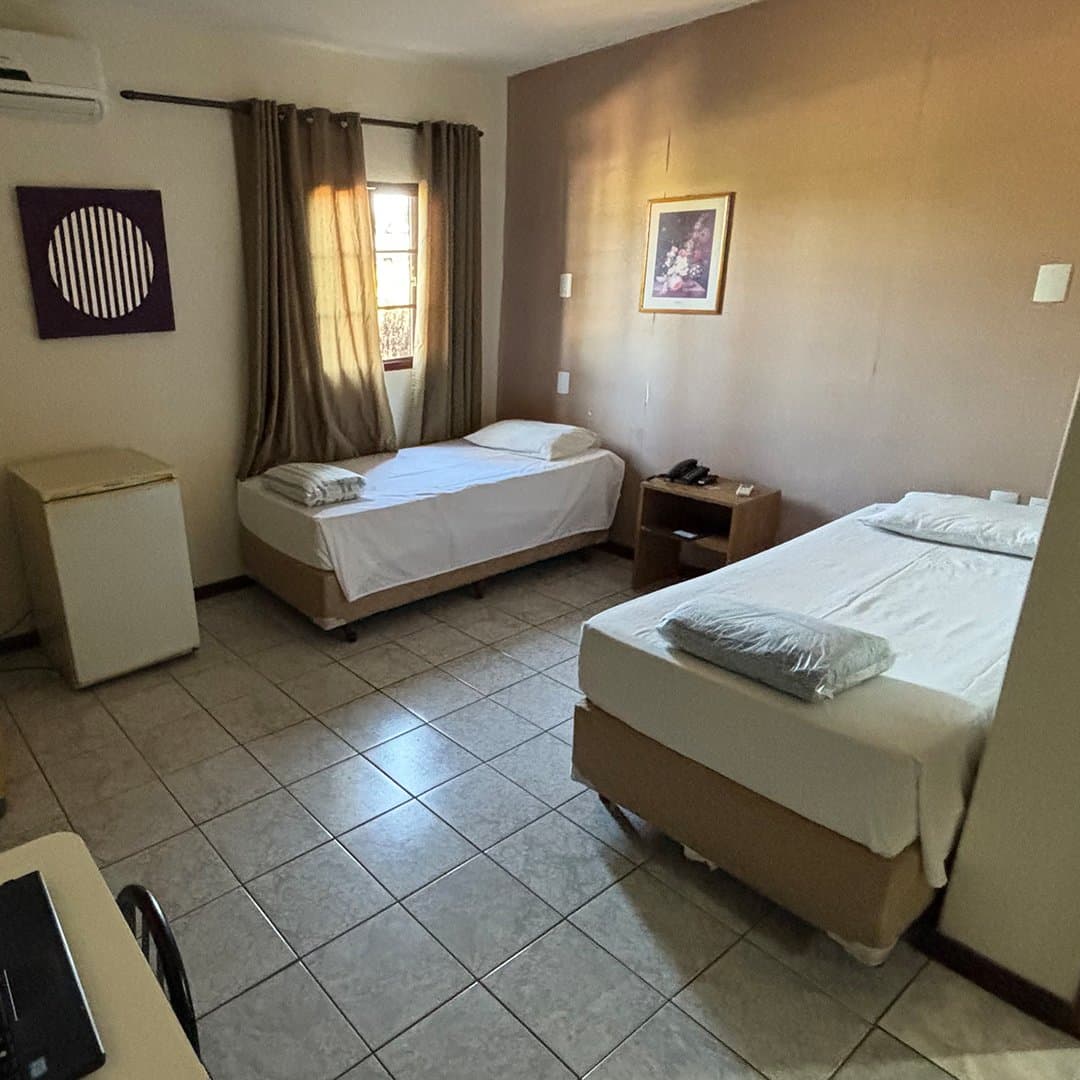 Camas de casal e solteiro no apartamento Superluxo do Hotel Galli, com ar-condicionado e frigobar
