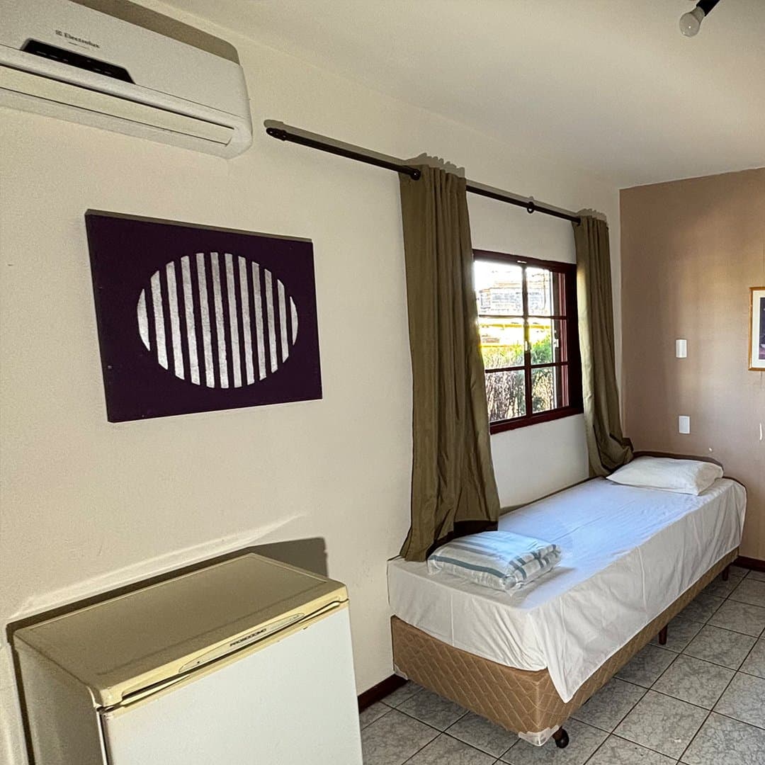 Ar-condicionado e frigobar no apartamento Superluxo do Hotel Galli