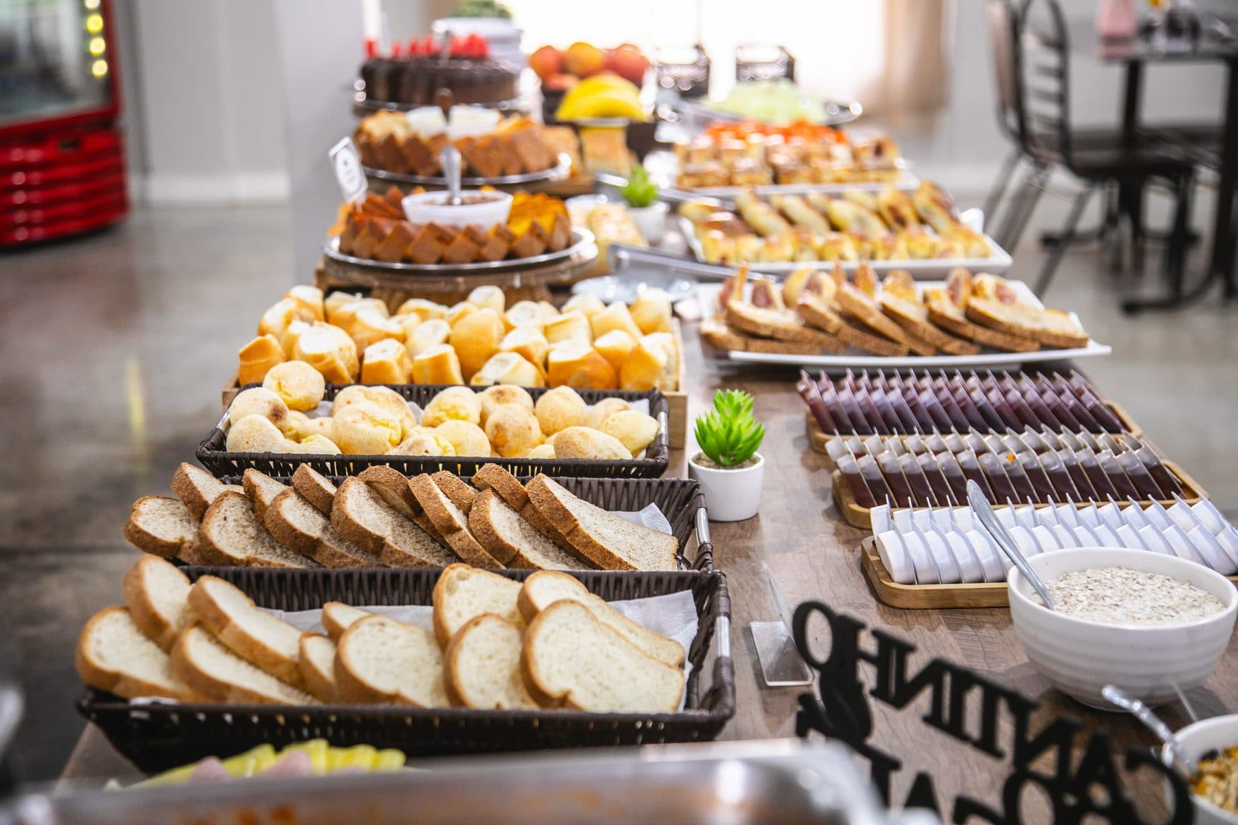 Pães, pão de queijo e bolos no café da manhã do Hotel Galli