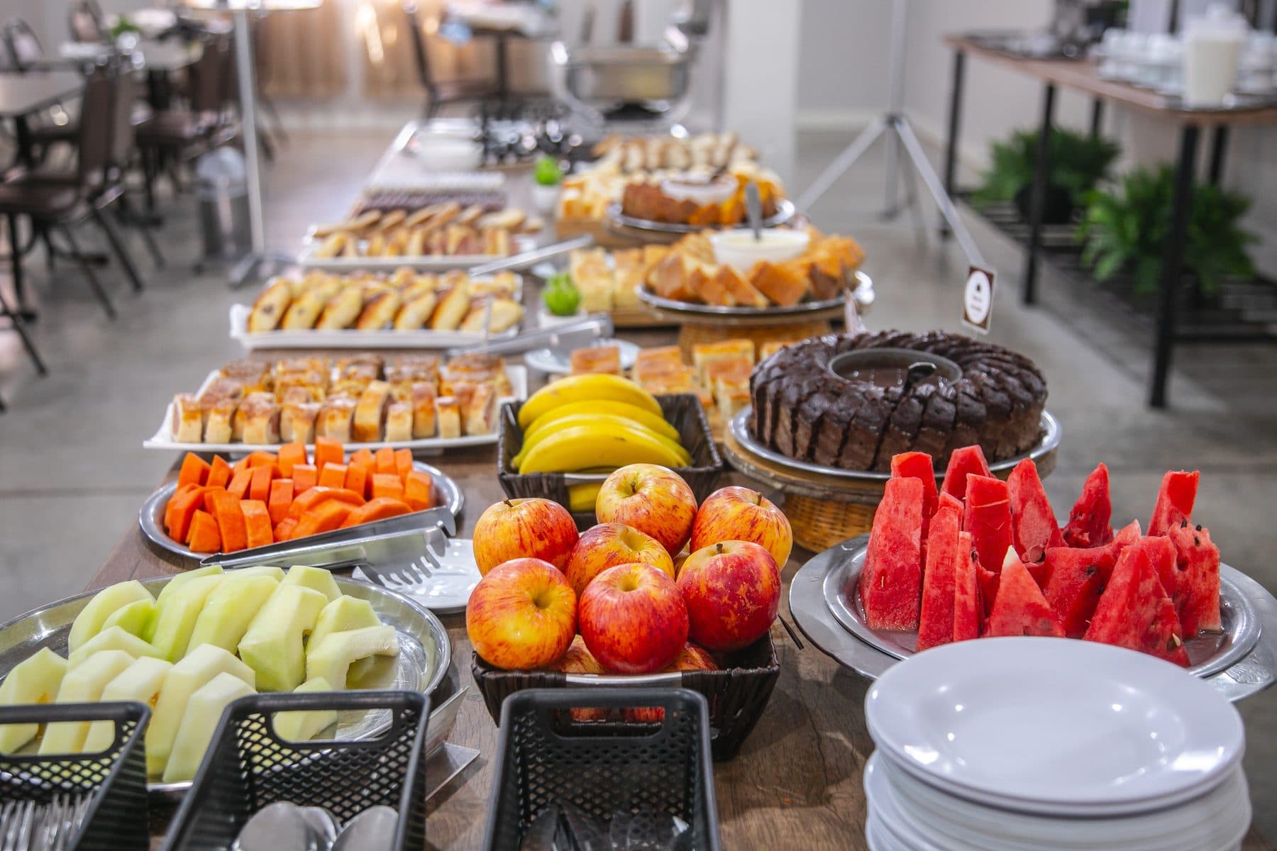 Frutas frescas e bolo no café da manhã do Hotel Galli