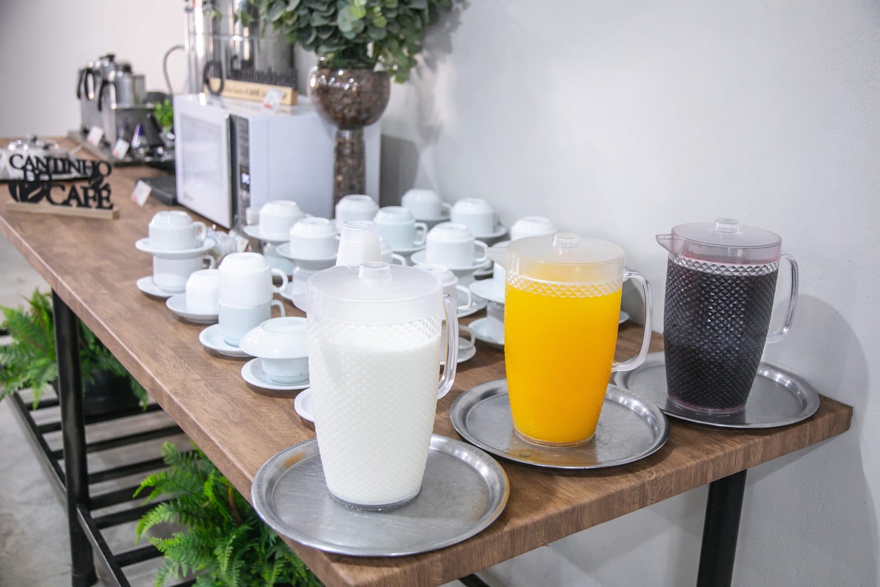 Sucos, leite e café servidos no café da manhã do Hotel Galli