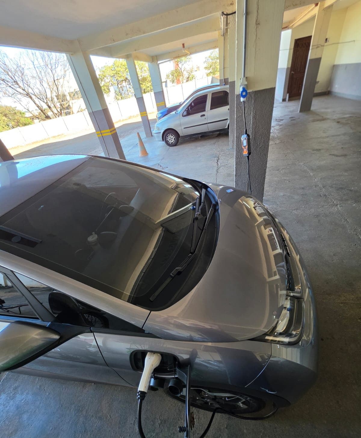 Carregador de parede do Hotel Galli conectado a um carro elétrico