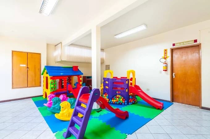 Área kids do Hotel Galli, com casinha, escorregador e piscina de bolinhas