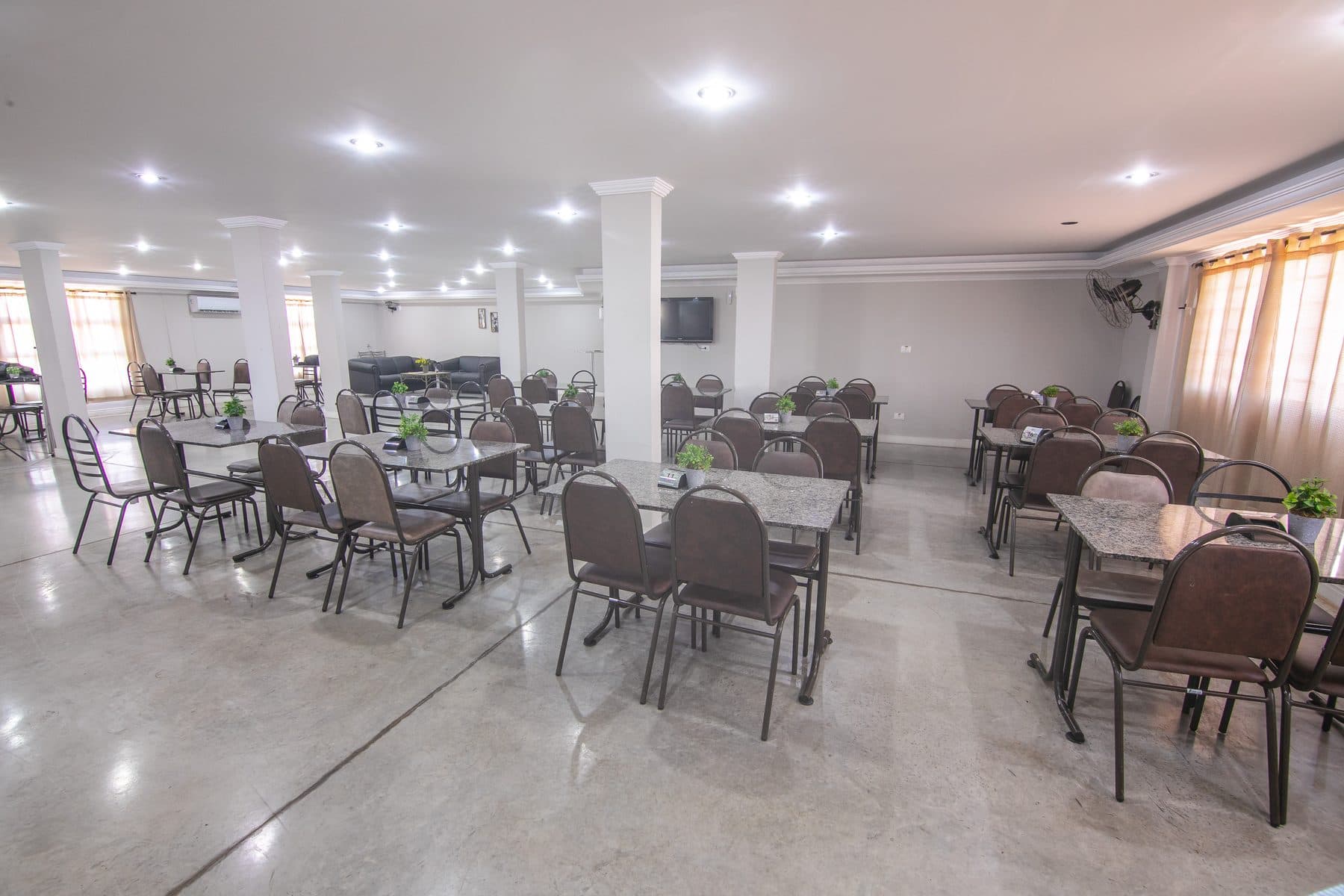 Salão de refeições do Hotel Galli, com mesas postas