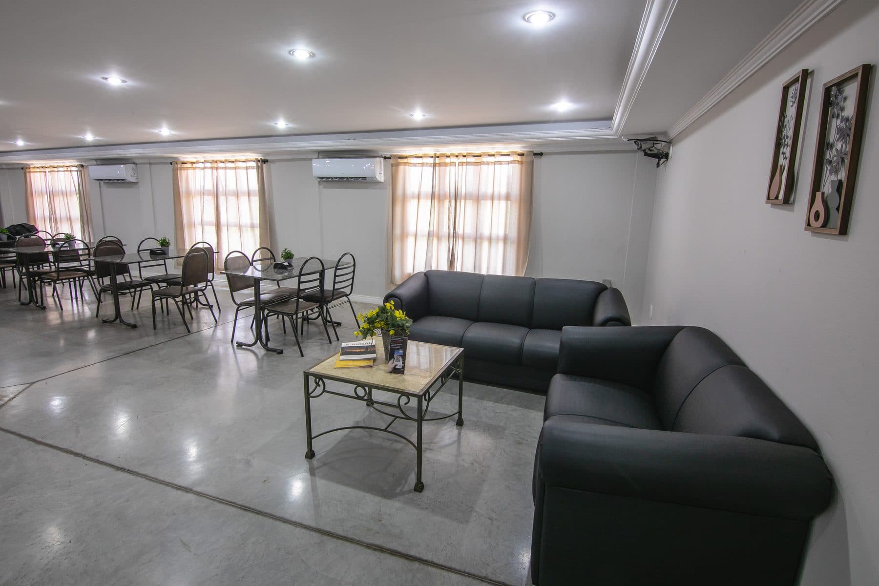 Área de estar do salão do Hotel Galli, com sofás e poltronas