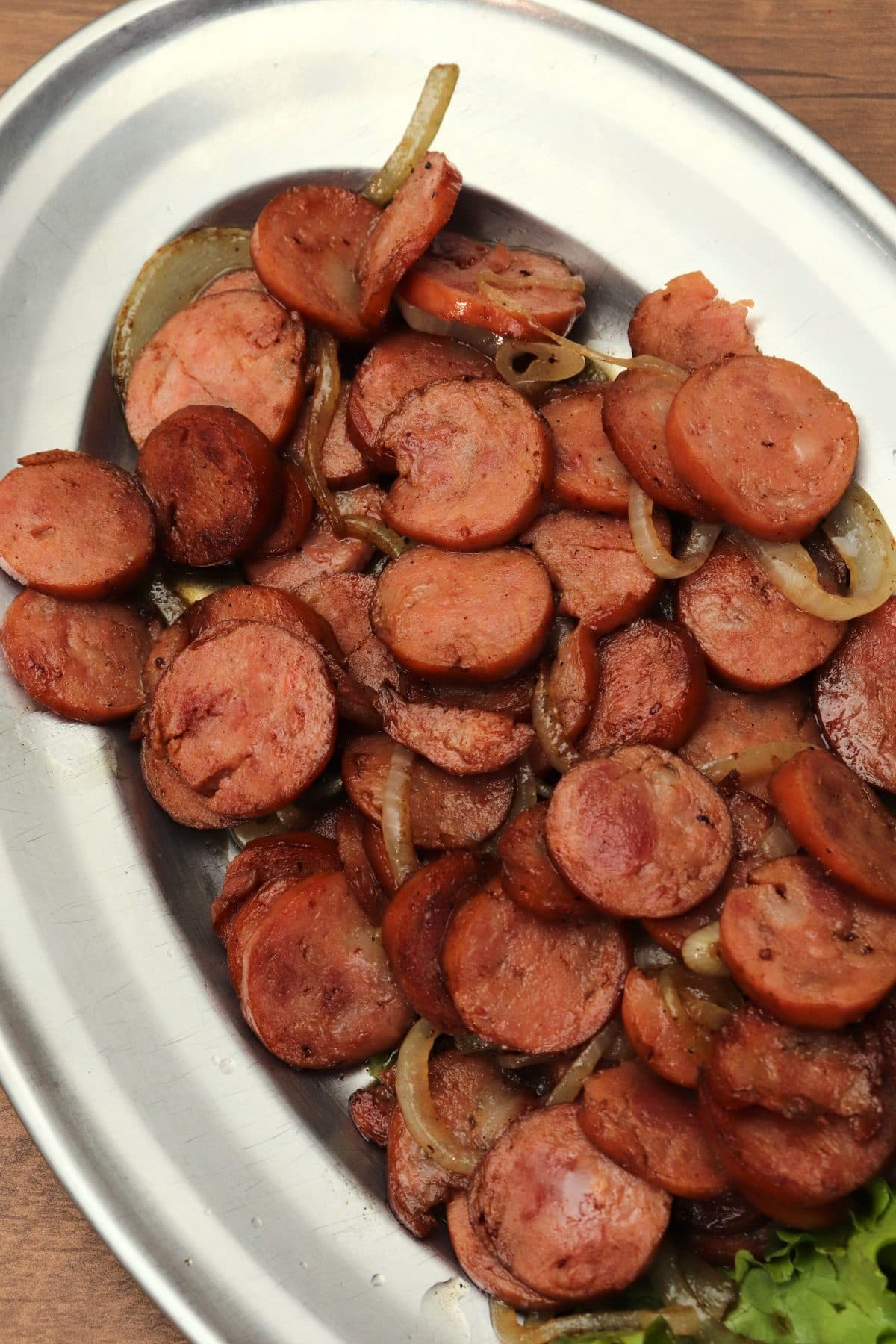 Porção de calabresa acebolada com batata frita, no restaurante do Hotel Galli