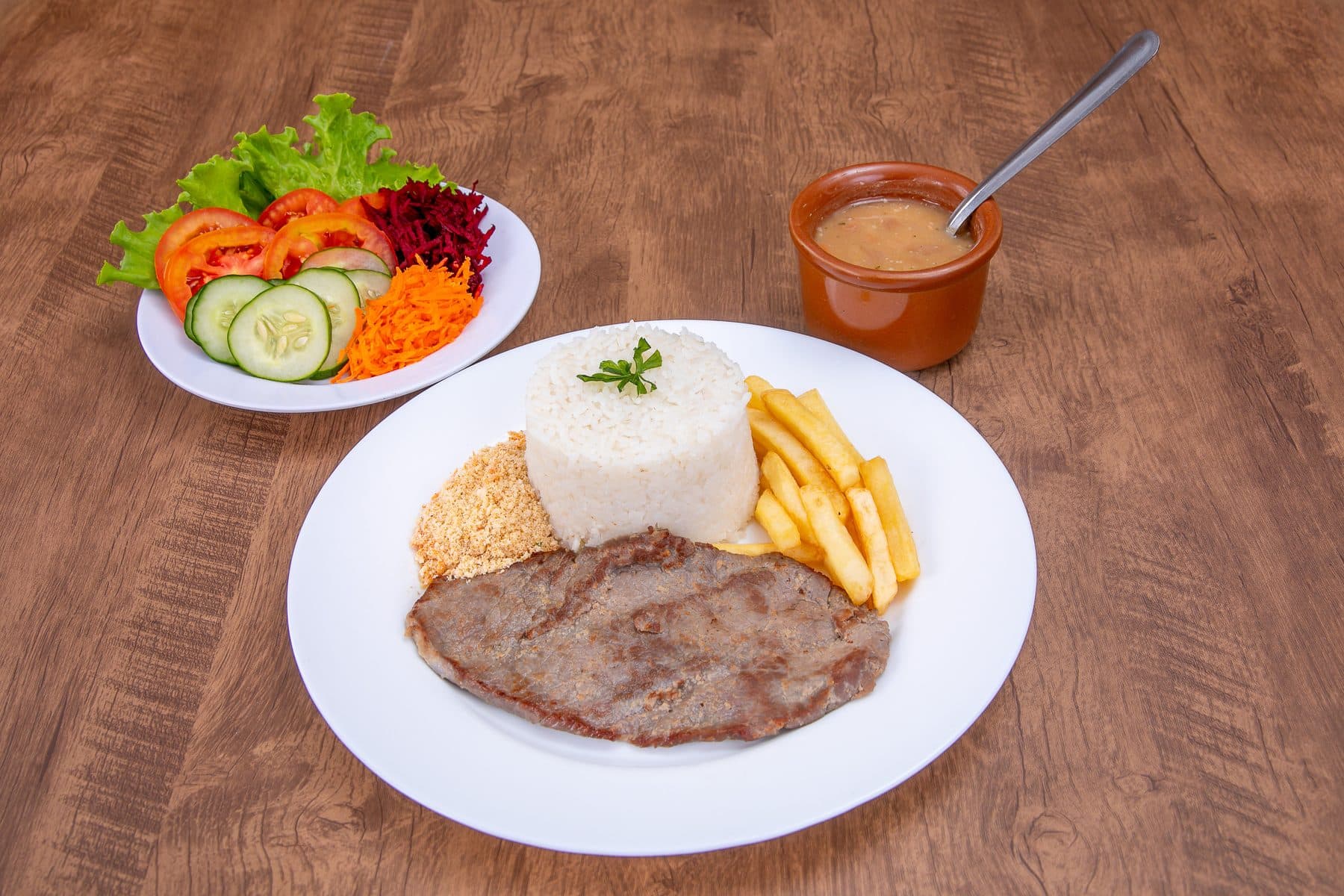 Bife à brasileira com arroz, feijão, farofa, batata frita e salada, no restaurante do Hotel Galli