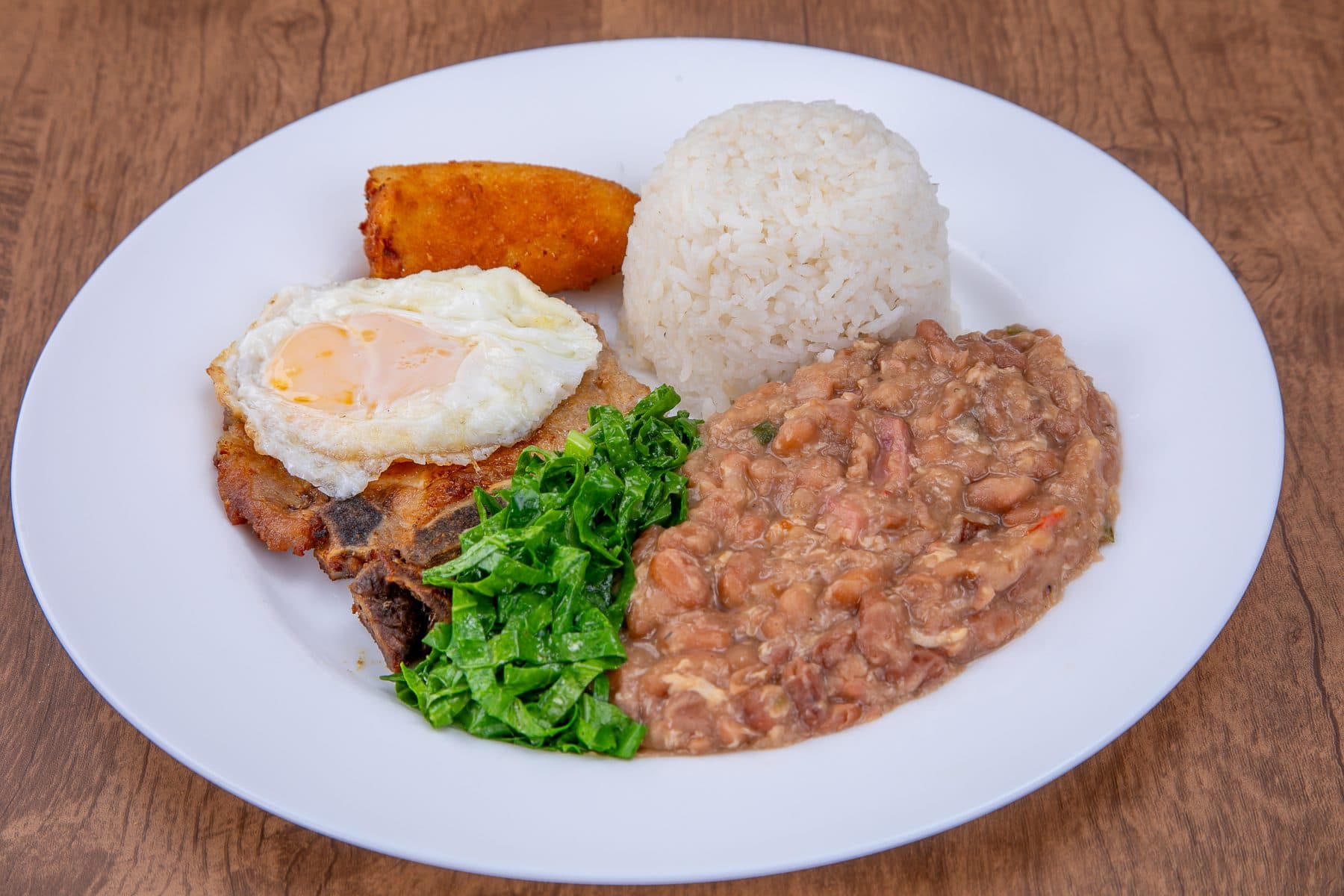 Bife a cavalo com ovo frito, arroz, feijão e salada, no restaurante do Hotel Galli