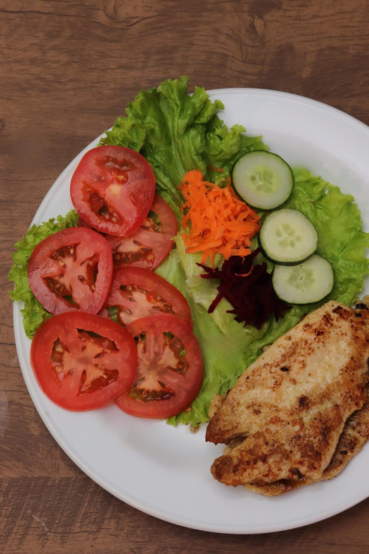 Frango grelhado com salada, opção leve do restaurante do Hotel Galli