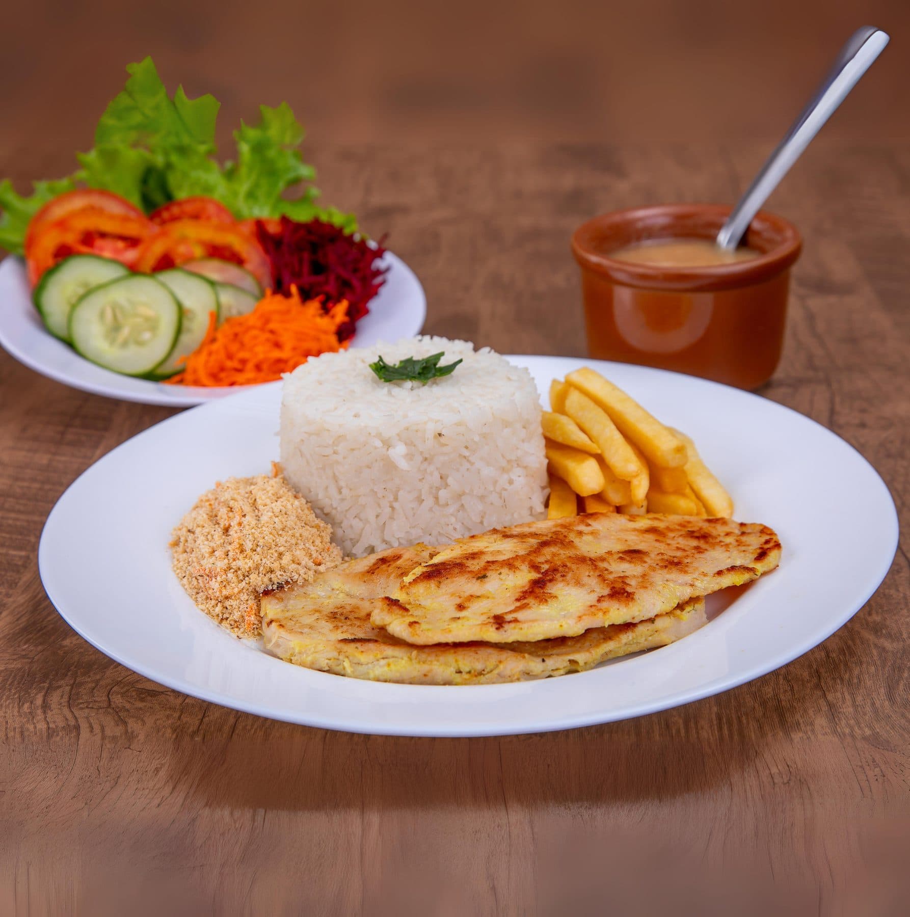 Parmegiana gratinada com arroz e batata frita, no restaurante do Hotel Galli