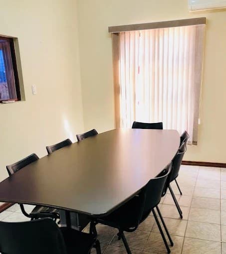 Sala de reunião Bronze do Hotel Galli, com mesa e cadeiras